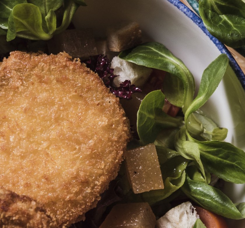 Ensalada con pollo rebozado, membrillo, canónigos, tomate...