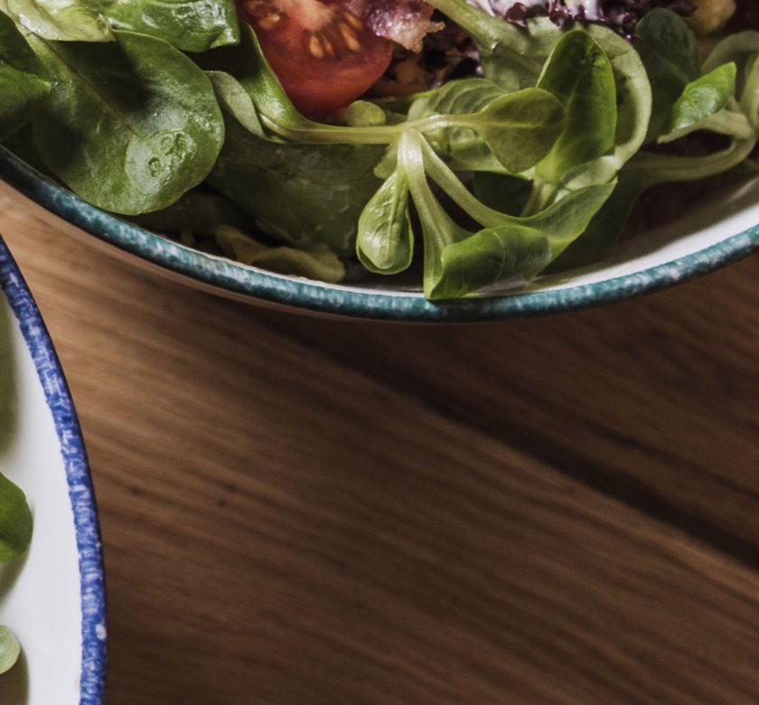 Ensalada con canónigos, salsa cesar, tomate...
