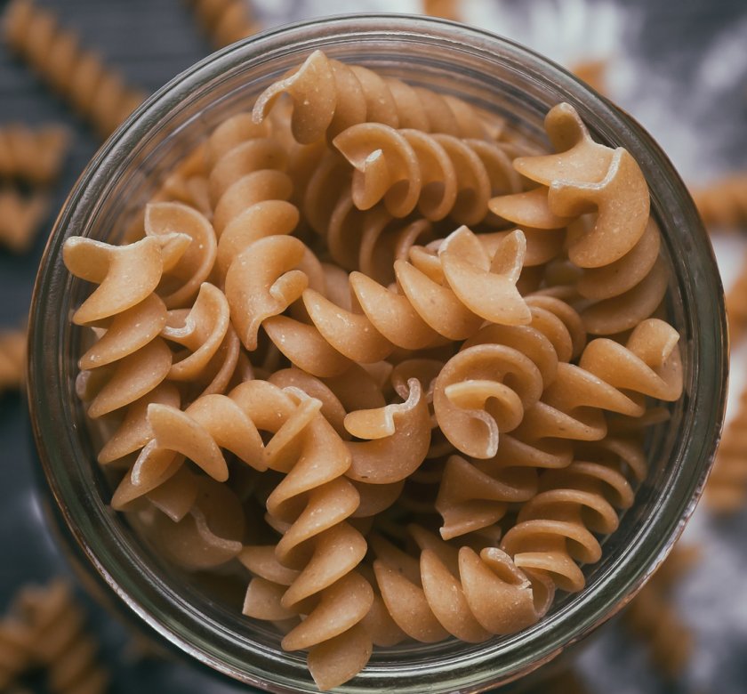 Bote con pasta fusilli